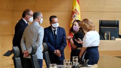 Miembros de la Comisión con el presidente